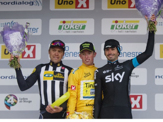 FORNØYD: David López (til høyre) endte på tredjeplass bak Jesper Hansen (midten) og Edvald Boasson Hagen i Tour of Norway. Han likte seg stort sett godt på norske veier. Foto: Kristoffer Øverli Andersen / procycling.no.