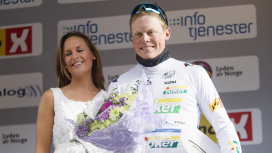 KLEDD I HVITT: Anders Skaarseth sykler i ungdomstrøya når Tour of Norway fortsetter mot Geilo pinseaften. Foto: Kristoffer Øverli Andersen / procycling.no