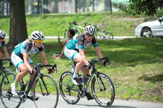 GOD HJELP: Emilie Moberg fikk god hjelp av lagvenninne Kirsten Wild før hver innlagte spurt. Foto: Team Hitec Products