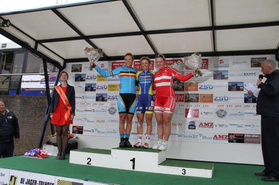 ETAPPESEIER: Susanne Andersen tok en etappeseier under Omloop van Borsele i Nederland i våres. Her fra pallen. Foto: Privat