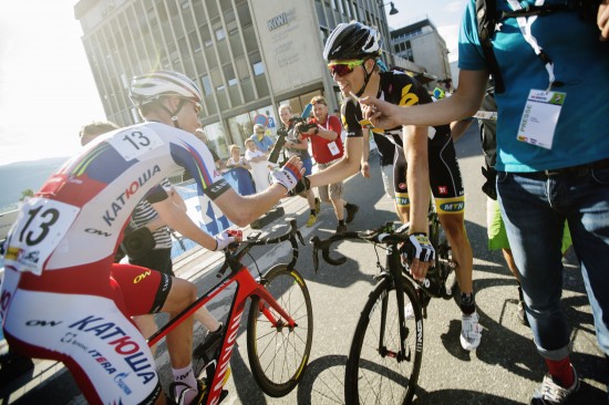 Edvald Boasson Hagen takket Sven Erik Bystrøm etter NM-triumfen. Det var sistnevntes monsterføring over Vingnesbrua som gjorde at rudsbygdingen kunne kjempe om seieren