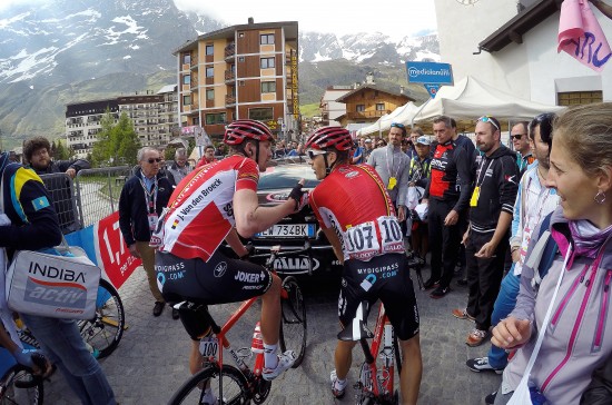 HISSIG STEMNING: Lotto-kapteinene hadde mye å snakke om etter målgang på Cervinia. Foto: Tim De Waele (©TDWSport.com)
