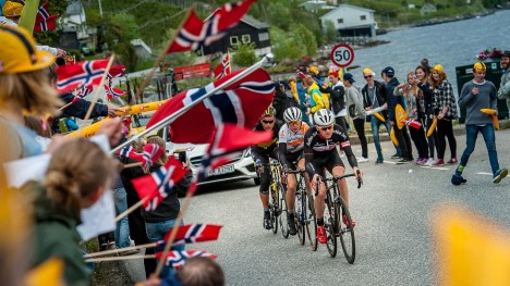 FOLKEFEST: Flere vestlendinger kan få ta del i Tour des Fjords kommende år. Bildet er er fra årets andre etappe mellom Jondal og Haugesund Foto: Tour des Fjords.