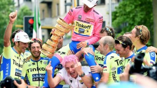 VISTE LANGFINGEREN: Oleg Tinkov stjal showet da Alberto Contador tok sin andre sammenlagtseier i Giro d' Italia søndag (EPA/DANIEL DAL ZENNARO)