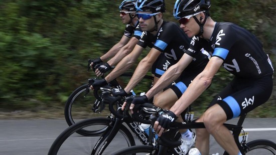 SJAKK MATT: Chris Froome (til høyre) og Team Sky så ut til å ha full kontroll på feltet opp på etappens tøffeste stigning, men ble tatt på senga av én mann. Foto: AFP PHOTO / ERIC FEFERBERG