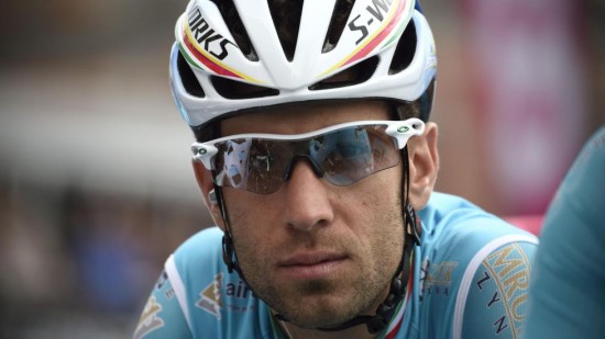 POKERFJES? Fredag syklet Vincenzo Nibali på et helt annet nivå enn dagen i forveien. Foto: ERIC EFEFERBERG / Afp / NTB scanpix