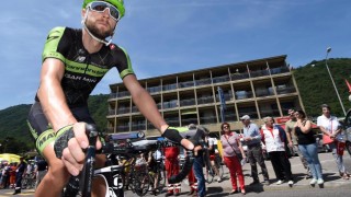 OPPGITT: Ryder Hesjedal fotografert før etappe 18 av Giro d'Italia. Seinere på dagen måtte han tåle å vente på en undersøkelse av det spesielle slaget. Foto: DANIEL DAL ZENNARO / Epa / NTB scanpix