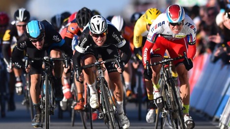 <strong>FRYKTER KRISTOFF:</strong> Mark Cavendish har fått med seg nordmannens prestasjoner på sykkelsetet denne våren. Her slår briten Kristoff i kampen om seieren i Kuurne-Brussel-Kuurne. Foto: Tim de Waele (©TDWSport.com)