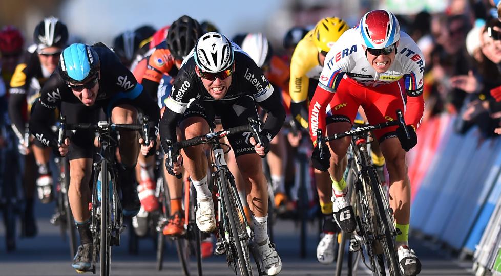 <strong>FRYKTER KRISTOFF:</strong> Mark Cavendish har fått med seg nordmannens prestasjoner på sykkelsetet denne våren. Her slår briten Kristoff i kampen om seieren i Kuurne-Brussel-Kuurne. Foto: Tim de Waele (©TDWSport.com)
