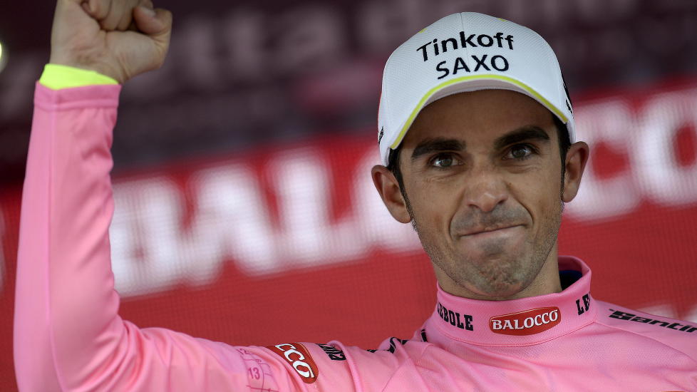 ÆRLIG OPPTREDEN? Alberto Contador var tydelig fornøyd med å motta den rosa ledertrøya etter den 16. giroetappen til Aprica forrige tirsdag. Men andre stusset over spanjolens hjulskifte. Foto: Fabio Ferrari / REUTERS / NTB scanpix