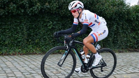 <b> UHELDIG: </b> Lizzie Armitstead er blant verdens beste kvinnelige syklister, og var storfavoritt foran Women's Tour på hjemmebane. Briten innfridde allerede på førsteetappen, men krasjet hardt etter målgang. Her fra Omloop Het Nieuwsblad i fjor. Foto: Tim De Waele/TDWSPORT.COM.