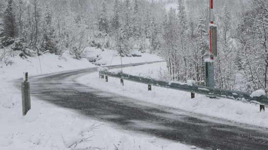 <b> UFREMKOMMERLIG: </b>Veien mellom Tuddal og Svineroi ble stengt tirsdag formiddag. Fredag kommer Tour of Norway hit. FOTO: Asbjørn Torgersen, Rjukan Arbeiderblad