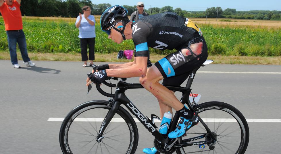 <b>KOM SEG ALDRI TIL MÅL:</b> Chris Froome veltet ut av fjorårets Tour de France. Også i år finnes det flere etapper som kan være risikable for sammenlagtfavorittene. Foto: Tim de Waele (©TDWSport.com)