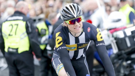 SULTEN PÅ MER: Edvald Boasson Hagen er klar for større oppgaver etter å ha funnet vinneroppskriften hjemme i Norge. Her sykler han en seiersrunde etter å ha vunnet i Stavanger nylig.