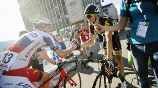 <b>TAKKET FOR HJELPEN:</b> Edvald Boasson Hagen takket Sven Erik Bystrøm etter NM-triumfen. Det var sistnevntes monsterføring over Vingnesbrua som gjorde at rudsbygdingen kunne kjempe om seieren. Foto: Kristoffer Øverli Andersen (www.procycling.no)
