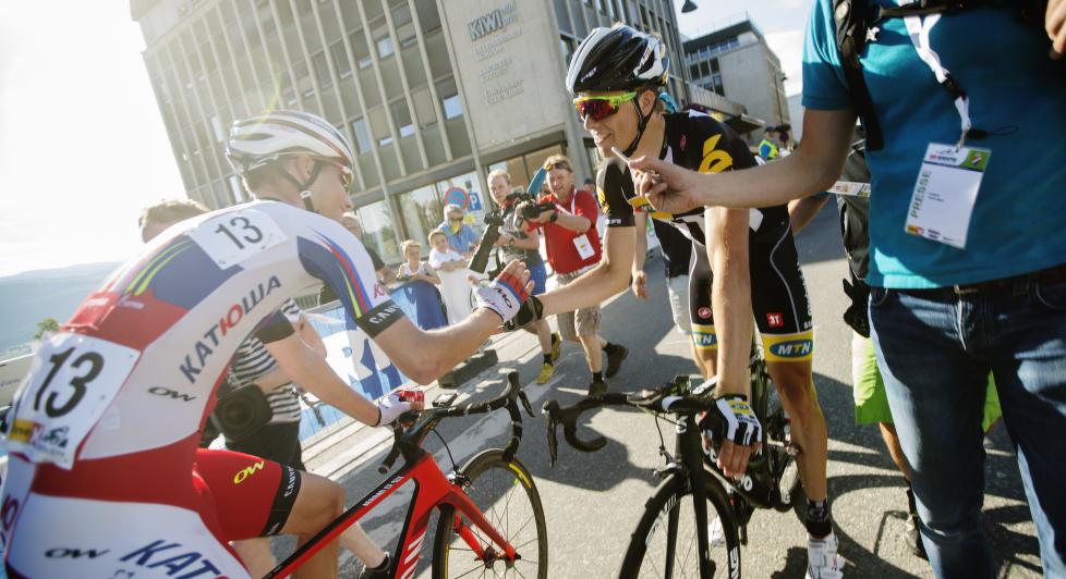 <b>TAKKET FOR HJELPEN:</b> Edvald Boasson Hagen takket Sven Erik Bystrøm etter NM-triumfen. Det var sistnevntes monsterføring over Vingnesbrua som gjorde at rudsbygdingen kunne kjempe om seieren. Foto: Kristoffer Øverli Andersen (www.procycling.no)