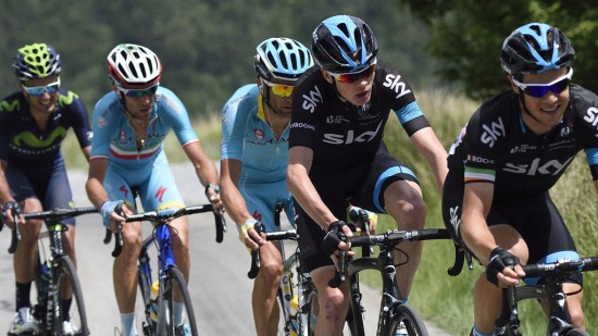 MED PÅ COL D'ALLOS: Vincenzo Nibali satt med rivalen Chris Froome og Team Sky opp den tøffeste stigningen, men tapte seinere mye tid. Foto: ERIC FEFERBERG / Afp /NTB scanpix