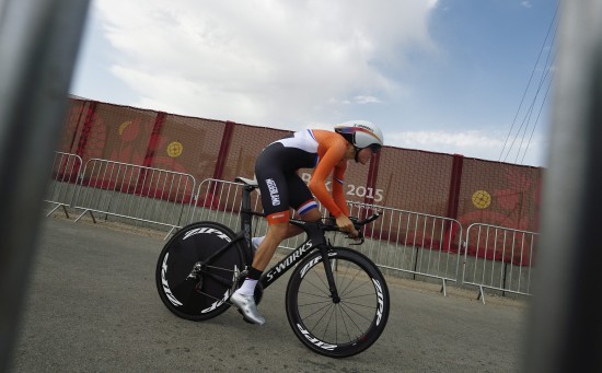 OVERLEGEN: Ellen van Dijk tok en overlegen seier i European Games i Baku. Her under temporittet torsdag. Foto: EPA/VASSIL DONEV (NTB Scanpix)