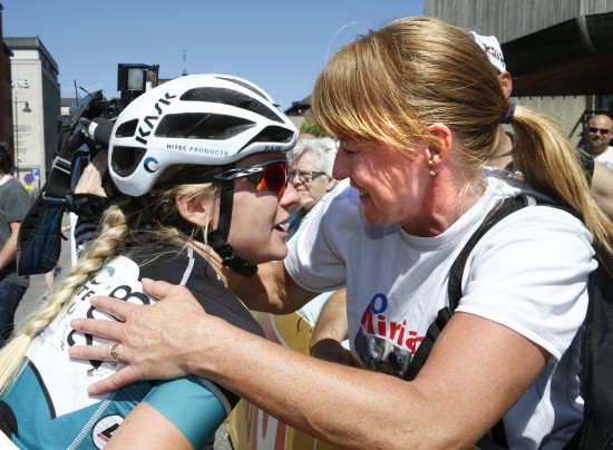 MOR OG DATTER: Mor Bjørnsrud omfavner datteren Bjørnsrud etter målgang og NM-gull i Lillehammer. Foto: Terje Pedersen/NTB Scanpix