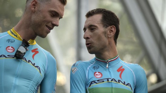 STARTER IKKE: Ifølge rapporter hos L'Equipe har Astana-rytter Lars Boom (t.v) for lave kortisolverdier og kan ikke starte Tour de France. Dermed kan han ikke hjelpe Nibali (t.h) å forsvare sin Tour-tittel. AFP PHOTO / LIONEL BONAVENTURE