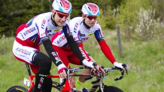 FERSKING: I den viktige rollen som sisteopptrekker skal Alexander Kristoff (t.h) sette sin lit til Tour de France-debutanten Jacopo Guarnieri. På søndagens etappen til Zélande skal de kjempe om seieren. Foto: Tim de Waele (©TDWSport.com)