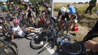 <b>SYNES SOM MØTTE EDVALD: </b> Edvald Boasson Hagen satt langt bak da velten inntraff. 28-åringen måtte dermed sykle forbi kollegaene som lå på bakken etter en horribel velt. Foto: ERIC GAILLARD (Scanpix/Reuters)