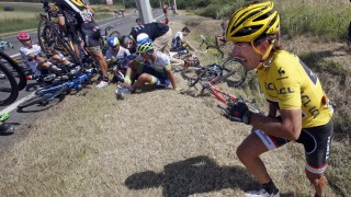 <b>I GRØFTA:</b> Fabian Cancellara kom seg ikke unna velten og havnet i grøfta etter en luftig kollbøtte. Sveitseren karret seg til mål, men mistet den gule ledertrøyen. Foto: ERIC GAILLARD (Scanpix/Reuters)