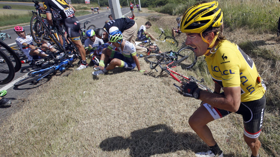 <b>I GRØFTA:</b> Fabian Cancellara kom seg ikke unna velten og havnet i grøfta etter en luftig kollbøtte. Sveitseren karret seg til mål, men mistet den gule ledertrøyen. Foto: ERIC GAILLARD (Scanpix/Reuters)