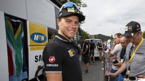 <b>GRUNN TIL Å SMILE:</b> Edvald Boasson Hagen smilte før brosteinsetappen. Han, og MTN-sjefene, hadde grunn også til å smile seks timer senere. Foto: Heiko Junge / NTB scanpix
