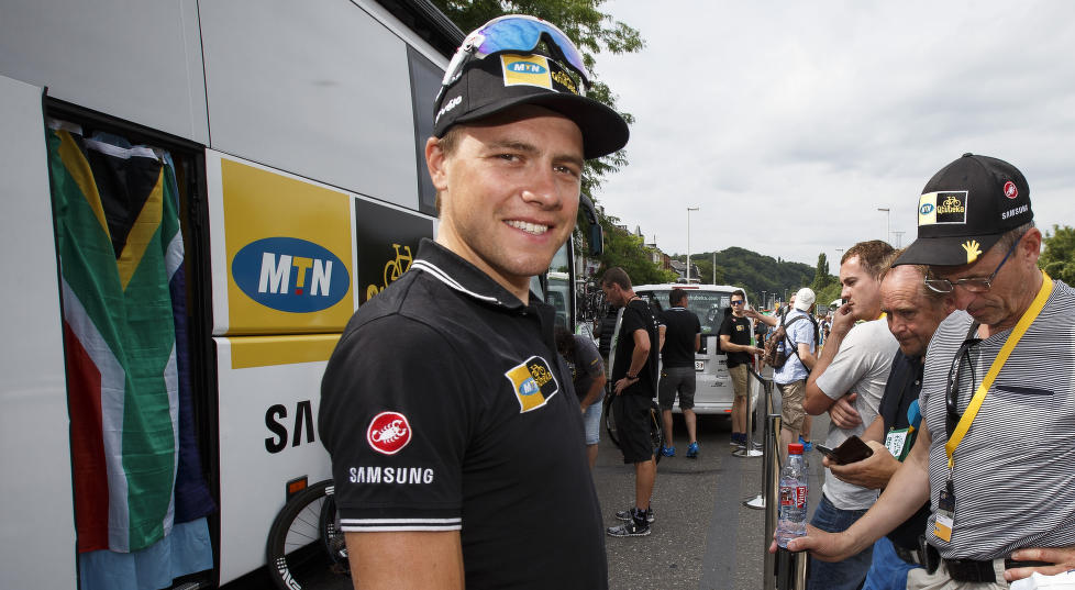 <b>GRUNN TIL Å SMILE:</b> Edvald Boasson Hagen smilte før brosteinsetappen. Han, og MTN-sjefene, hadde grunn også til å smile seks timer senere. Foto: Heiko Junge / NTB scanpix