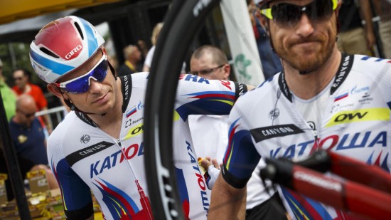 HJELPERE PÅ PLASS: Alexander Kristoff (til venstre) får med seg viktige Marco Haller på onsdagens Tour de France-etappe. Her er den norske stjernen avbildet sammen med Luca Paolini, en annen viktig hjelperytter i Katjusja. Foto: Heiko Junge / NTB scanpix