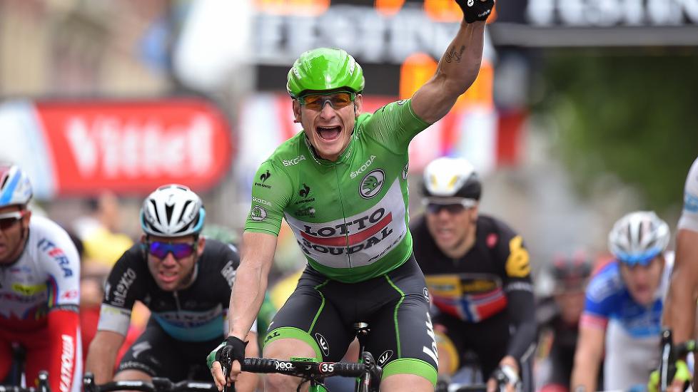 SUVEREN: André Greipel hadde få problemer med å slå Mark Cavendish under den femte etappen av Tour de France. Foto: Tim de Waele/TWDSport.com