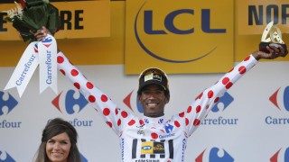 HISTORISK Daniel Teklehaimanot fra Eritrea leder klatrekonkurransen i Tour de France etter seks etapper. MTN-rytteren ble dermed første afrikaner til å kle på den den prikkete trøya. (AP Photo/Christophe Ena)