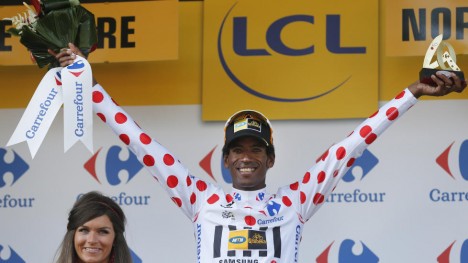 HISTORISK Daniel Teklehaimanot fra Eritrea leder klatrekonkurransen i Tour de France etter seks etapper. MTN-rytteren ble dermed første afrikaner til å kle på den den prikkete trøya. (AP Photo/Christophe Ena)