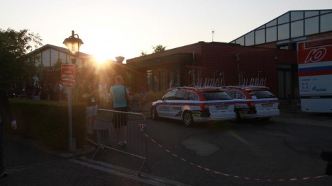 FOLKSOMT: Det samlet seg mye folk rundt Katjusjas hotell fredag kveld. Foto: Jarle Fredagsvik, procycling.no