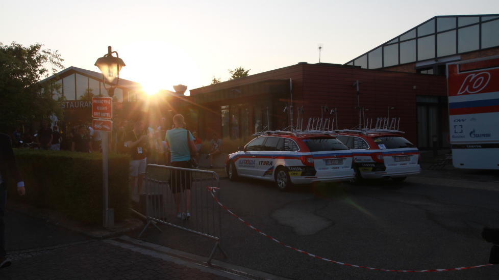 FOLKSOMT: Det samlet seg mye folk rundt Katjusjas hotell fredag kveld. Foto: Jarle Fredagsvik, procycling.no