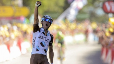 <b>BEST:</b> Ingen kunne svare da Alexis Vuillermoz satte inn en strålende angrep mot slutten av den åttende etappen i Tour de France. Foto: JEFF PACHOUD (Scanpix/Afp)