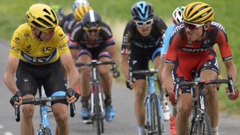 TETT FØLGE: Sammenlagtleder Chris Froome (til venstre) har blitt markert tett av Tejay Van Garderen (til høyre) og har bare vunnet noen små sekunder på amerikaneren før søndagens legtempo i Tour de France. Foto: Jeff Pachoud / Afp / NTB scanpix