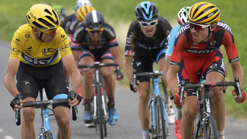 TETT FØLGE: Sammenlagtleder Chris Froome (til venstre) har blitt markert tett av Tejay Van Garderen (til høyre) og har bare vunnet noen små sekunder på amerikaneren før søndagens legtempo i Tour de France. Foto: Jeff Pachoud / Afp / NTB scanpix