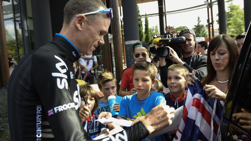 AUTOGRAFJEGERE: Chris Froome tok seg tid til fansen under hviledagen i Pau. Foto: ERIC FEFERBERG / AFP PHOTO