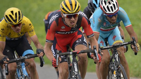 STERK: Tejay Van Garderen (i midten) var blant de sterkeste på brosteinsetappen. Her sammen med to av sine sterkeste konkurrenter i sammendraget, Chris Froome (venstre) og Vincenzo Nibali (høyre). Foto: AFP PHOTO / JEFF PACHOUD