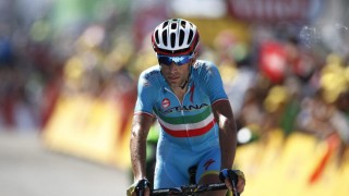 SVART DAG: Første fjelletappen i Tour de France kastet Vincenzo Nibali ut av kampen om gul trøye. Tittelforsvareren mangler motivasjon mener Astana-sjef Vinokourov. FOTO: EPA/KIM LUDBROOK