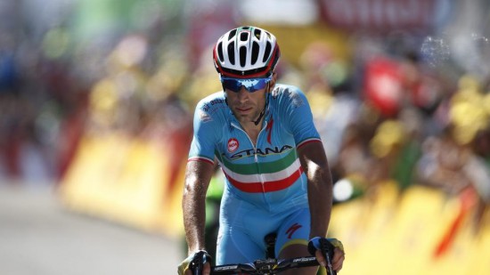 SVART DAG: Første fjelletappen i Tour de France kastet Vincenzo Nibali ut av kampen om gul trøye. Tittelforsvareren mangler motivasjon mener Astana-sjef Vinokourov. FOTO: EPA/KIM LUDBROOK