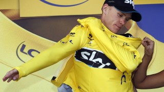 NULL ARMSTRONG-OPPMERKSOMHET: Sammenlagtleder Chris Froome bryr seg fint lite om at  Lance Armstrong sykler to Tour de France-etapper før proffene. Foto: Eric Gaillard / Reuters / NTB scanpix