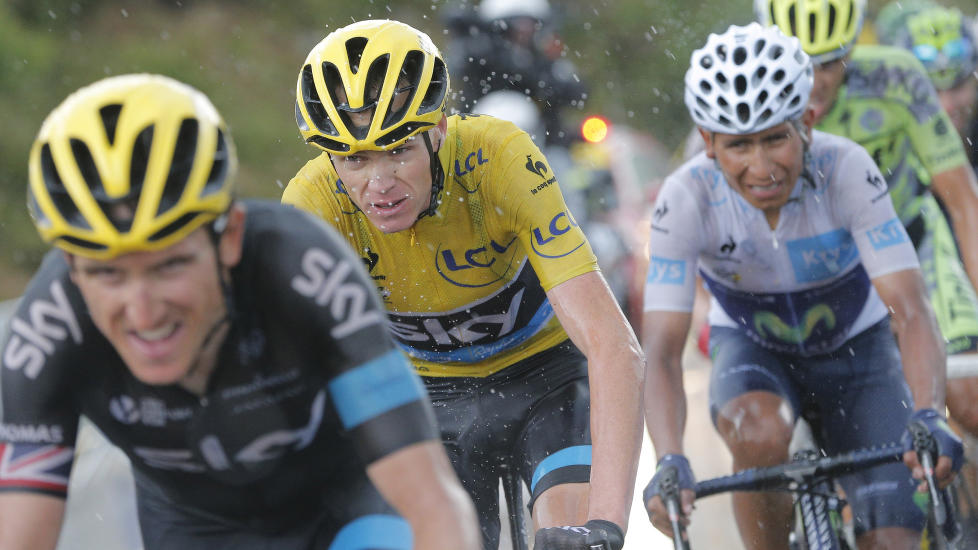 STRI TØRN: Nairo Quintana (hvit trøye) kunne bare glemme å knipe sekunder på Chris Froome i striregnet. Mannen i forgrunnen sørget for det. Foto: Christophe Ena / Ap / NTB scanpix
