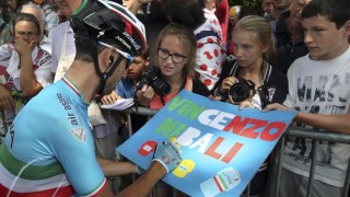 <b>DRAR INGEN STEDER:</b> Rapportene om at Vincenzo Nibali var uønsket i Astana, skal ikke stemme. Her signerer fjoårsvinneren av Tour de France plakaten til noen unge fans. REUTERS, Stefano Rellandini