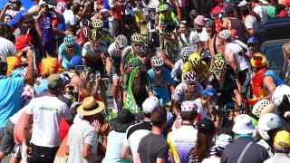 <b>MØTER MASSENE:</b> Richie Porte og Chris Froome har hatt nedverdigende møter det franske sykkelpublikummet de siste dagene. Sky-sjefen mener massene er ute av kontroll. FOTO: Tim De Waele/TDWSPORT.COM