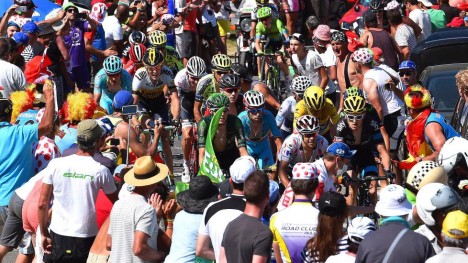 <b>MØTER MASSENE:</b> Richie Porte og Chris Froome har hatt nedverdigende møter det franske sykkelpublikummet de siste dagene. Sky-sjefen mener massene er ute av kontroll. FOTO: Tim De Waele/TDWSPORT.COM