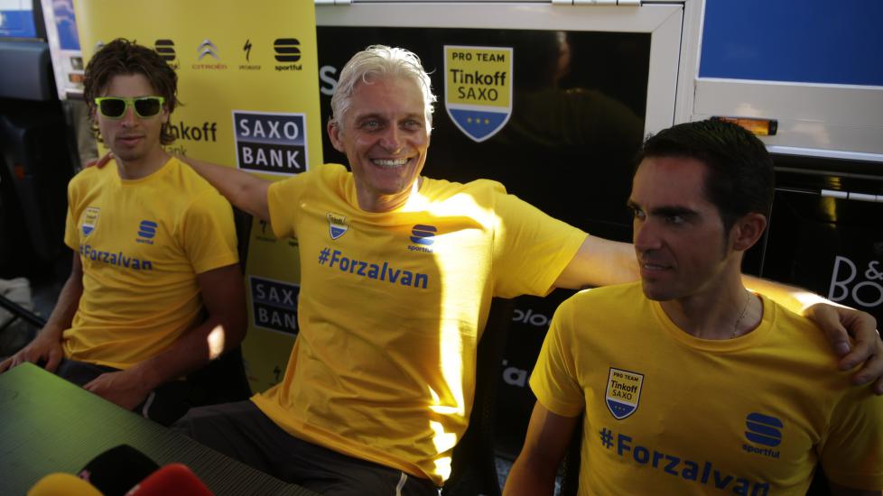 FORZA, FORZA: Tinkof-Saxo gjennomførte pressekonferansen i t-skjorter med hyllest til Ivan Basso. Foto: Afp Photo / Kenzo Tribouillard/Scanpix