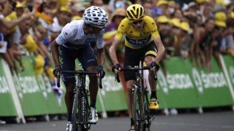 <b>PRØVDE SEG:</b> Nairo Quintana klarte ikke å ta tid på Chris Froome på den 17. etappen i årets Tour de France, men bedyrer at de kommende etappene passer ham bedre. Kolombianeren lover flere angrep. Foto: KENZO TRIBOUILLARD (Scanpix/Afp)